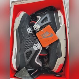 Selling a very good condition aj4 bread 2019 8/10 condition